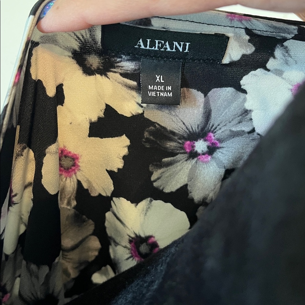 Alfani Black and White Floral Bell Sleeve Blouse EUC - Picture 5 of 6